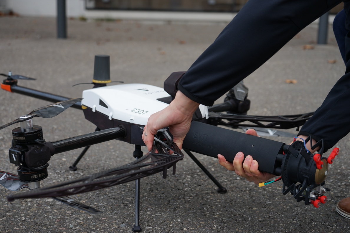 Anbringen der Vorrichtung an der Drohne